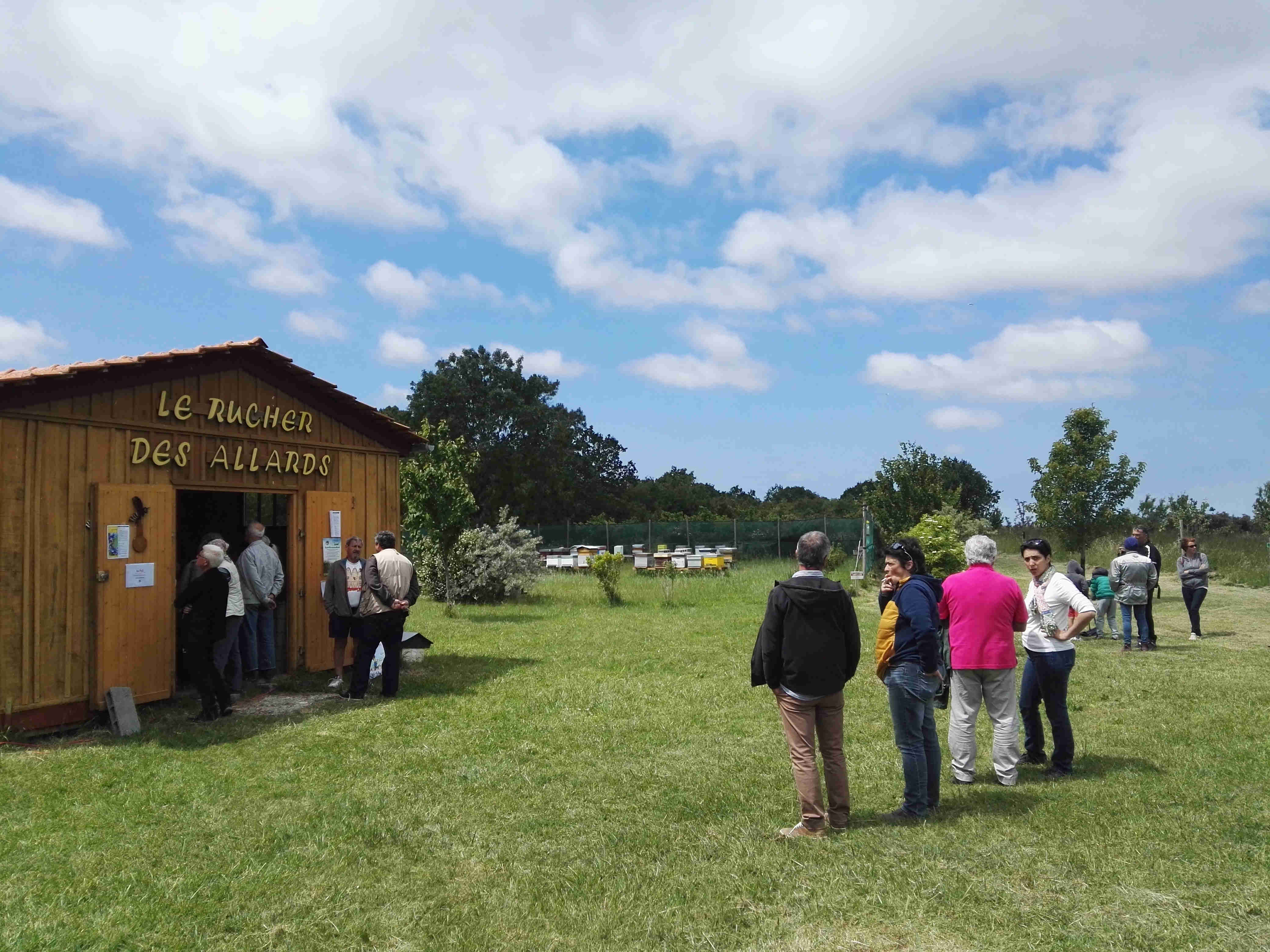 Public à l'extérieur de la cabane du rucher des Allards pendant la journée portes ouvertes de l'AAIO (Association des Apiculteurs de l'ïle d'Oléron)du 25 mai 2019