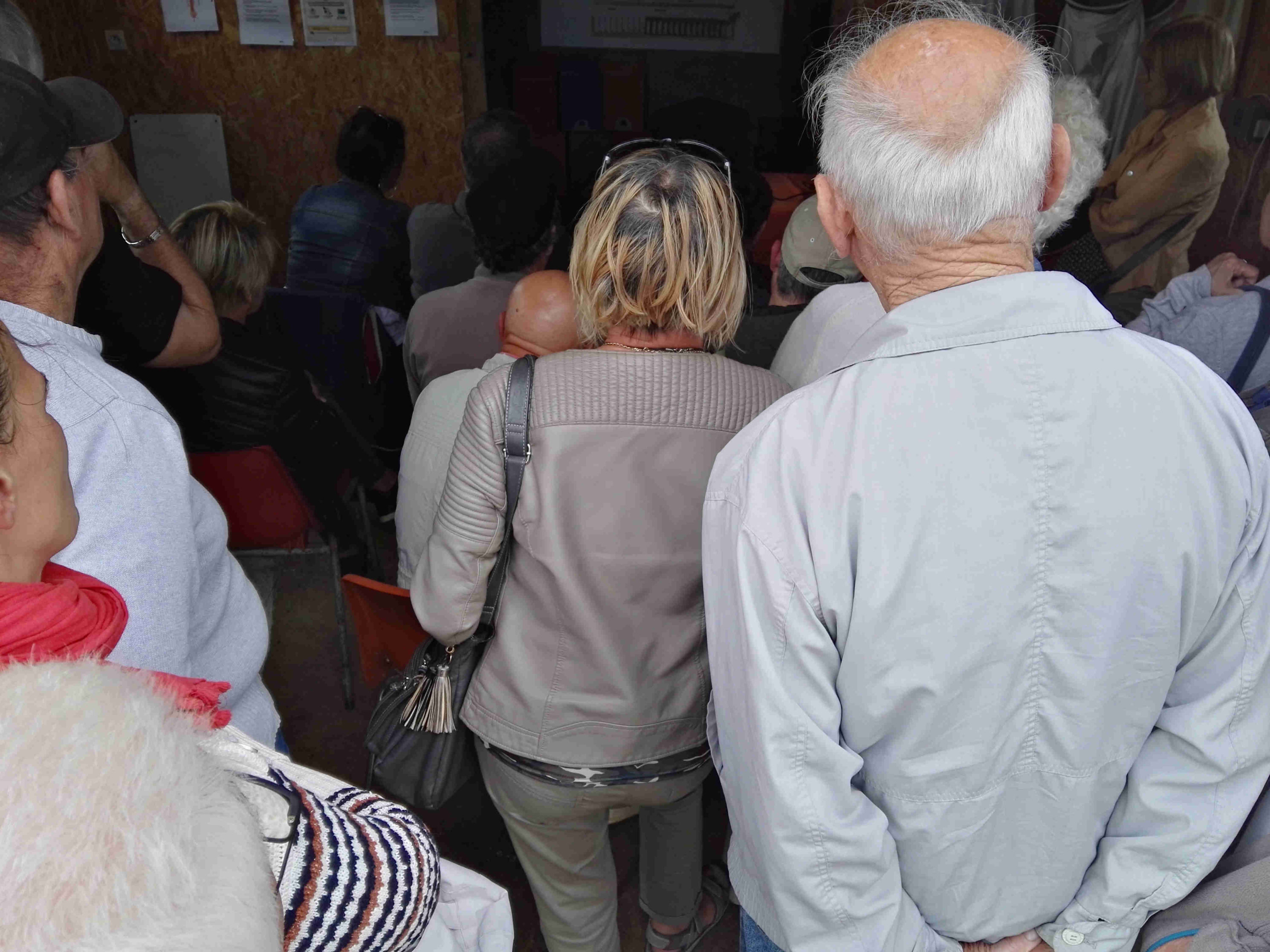 Intérieur de la cabane du rucher des Allards pendant la journée portes ouvertes de l'AAIO