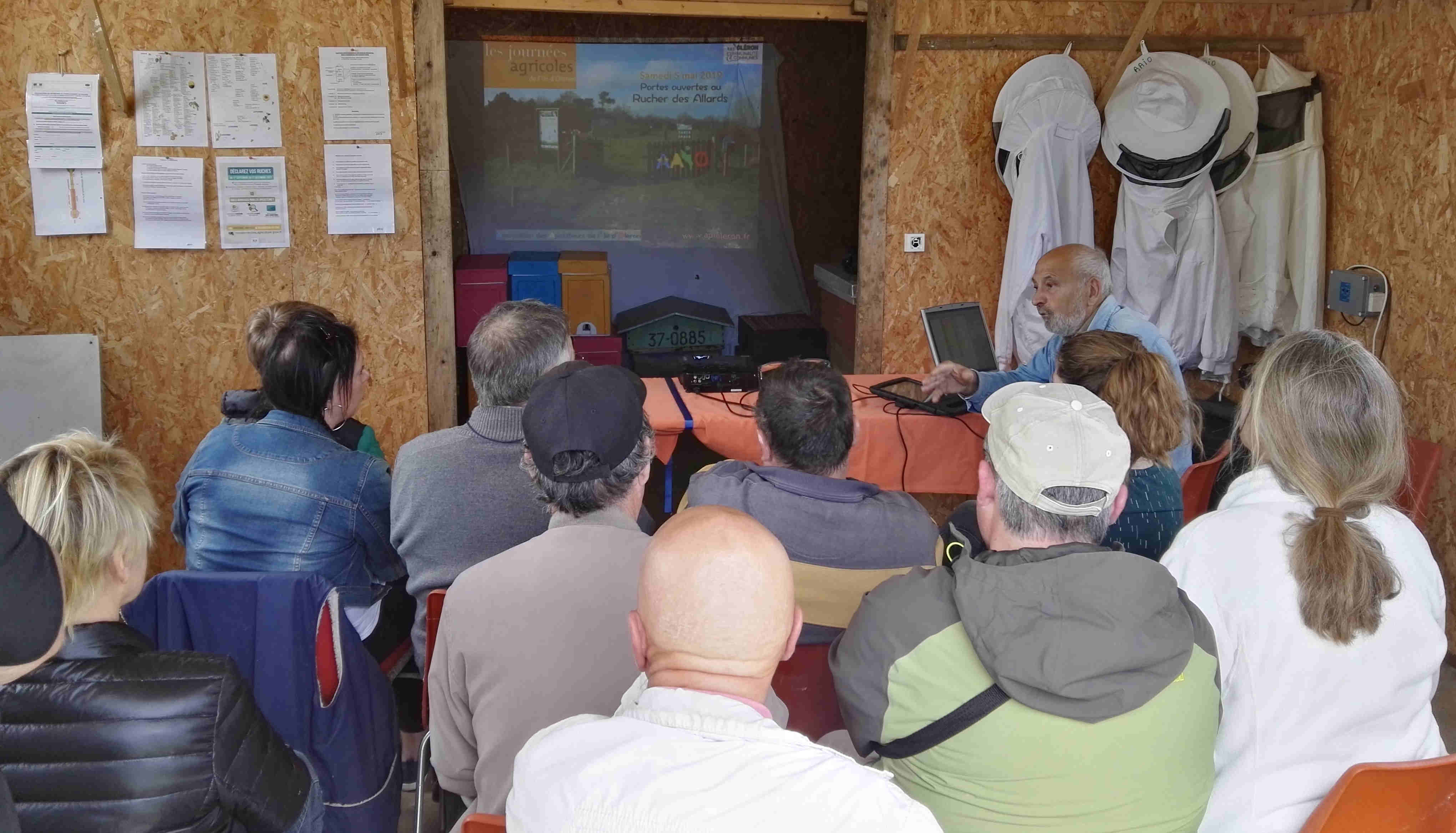 Intérieur de la cabane du rucher des Allards pendant la projection d'un diaporama sur les abeilles