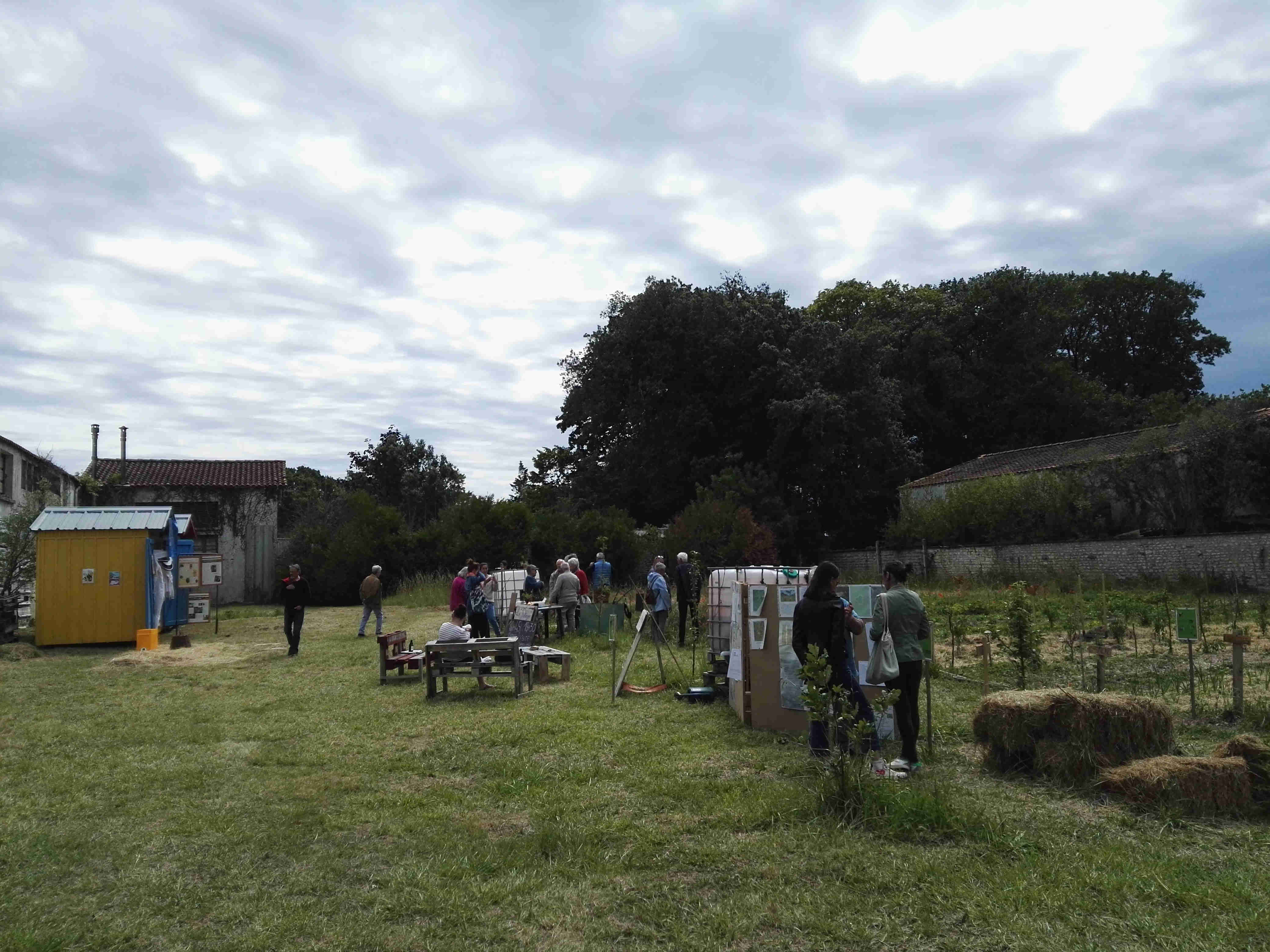 Vue du jardin de la Cailletière avec le stand de l'AAIO