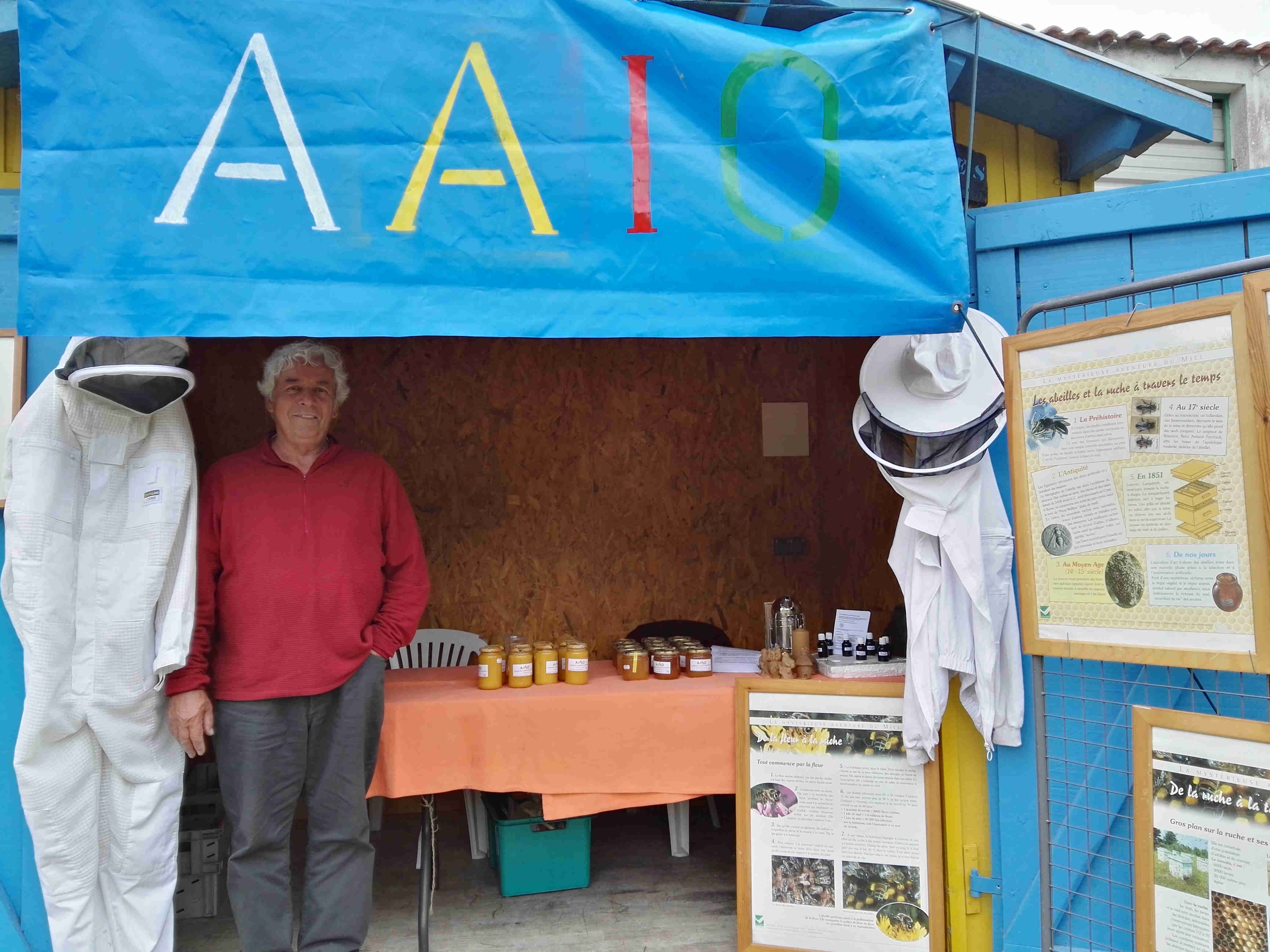 Stand l'AAIO avec le Président de l'association